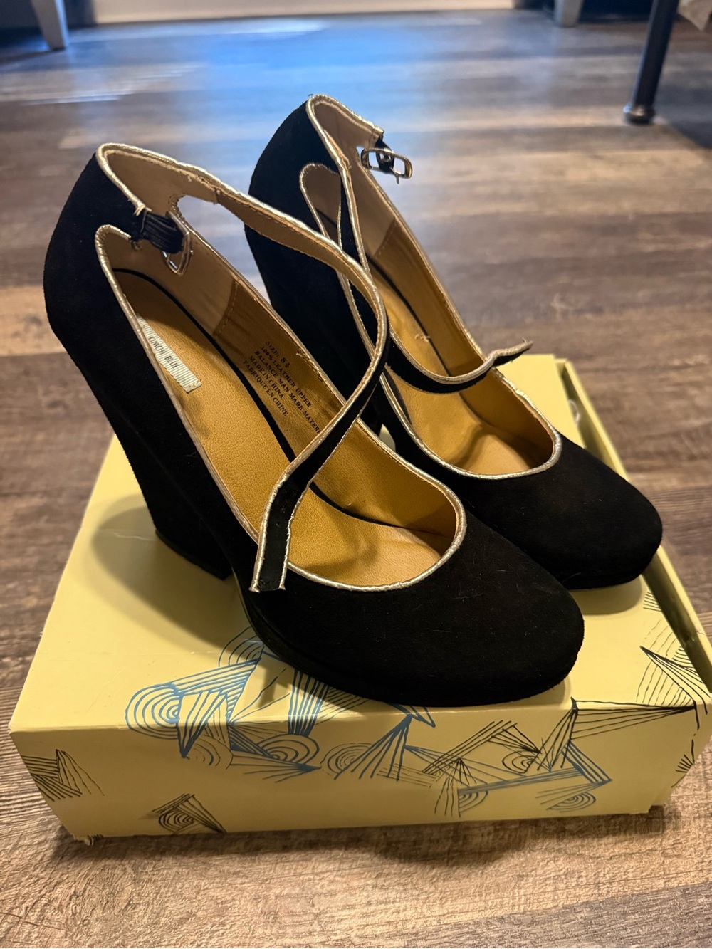 Kimchi Blue 8.5 Women's Black Mary Jane Block Heel Pumps with Contrast Gold Trim